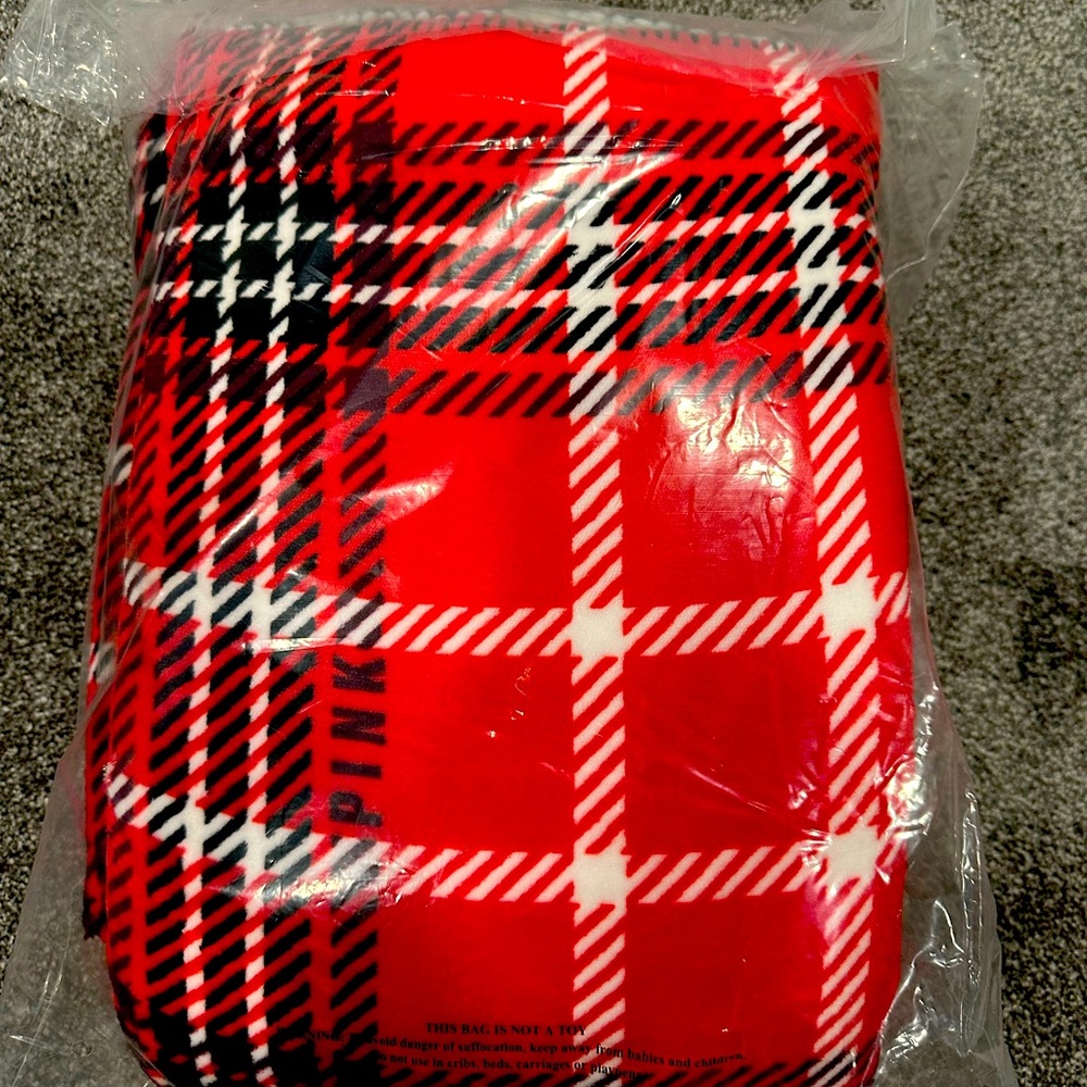 Brand new PINK Victoria Secret sherpa lined blanket in red w/black/white design